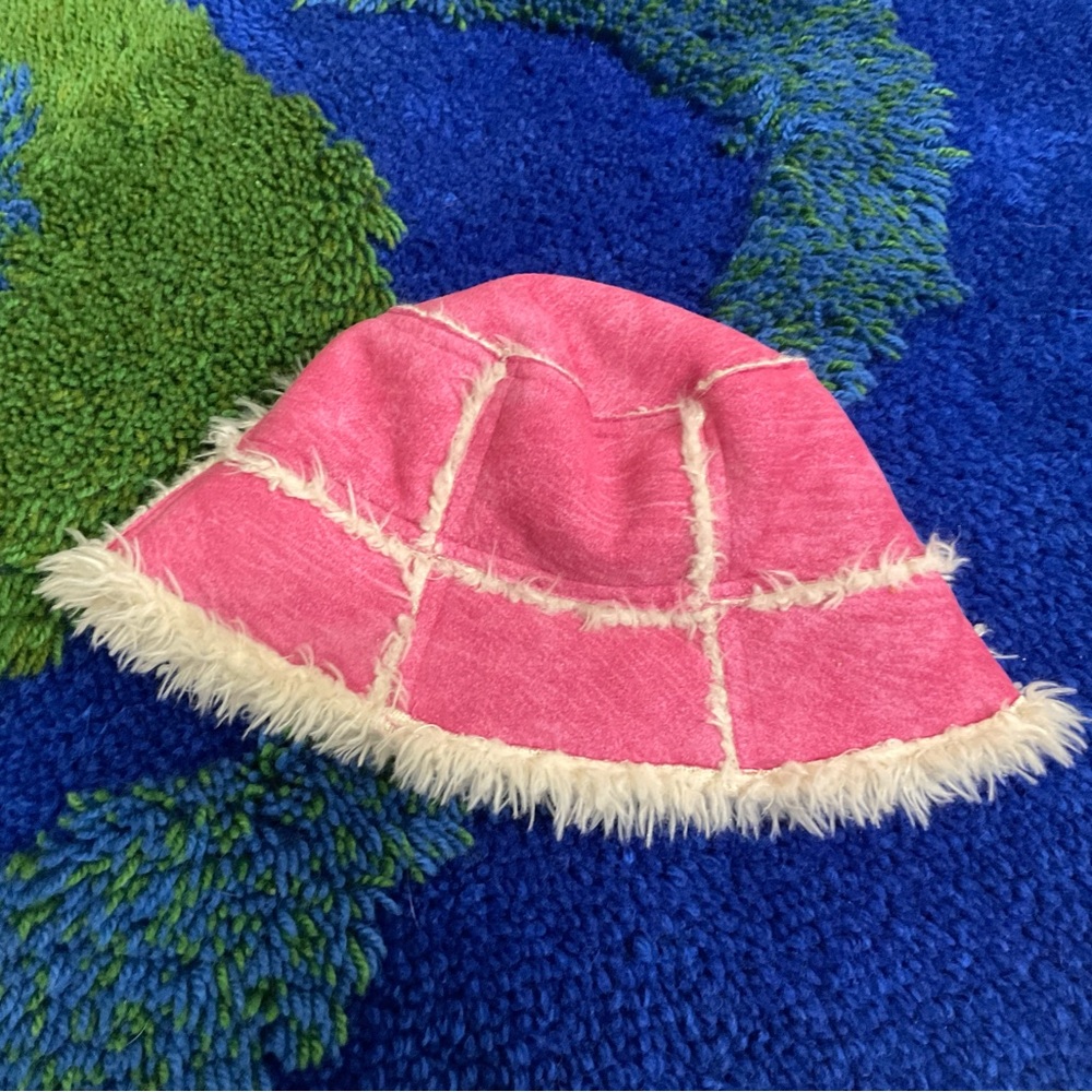 Embroiderd Pink SHerpa Bucket Hat OSFM